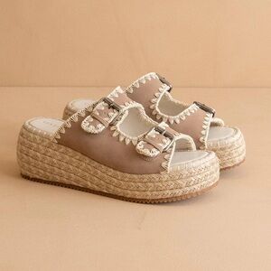 NWOT Oasis Society Platform Sandals